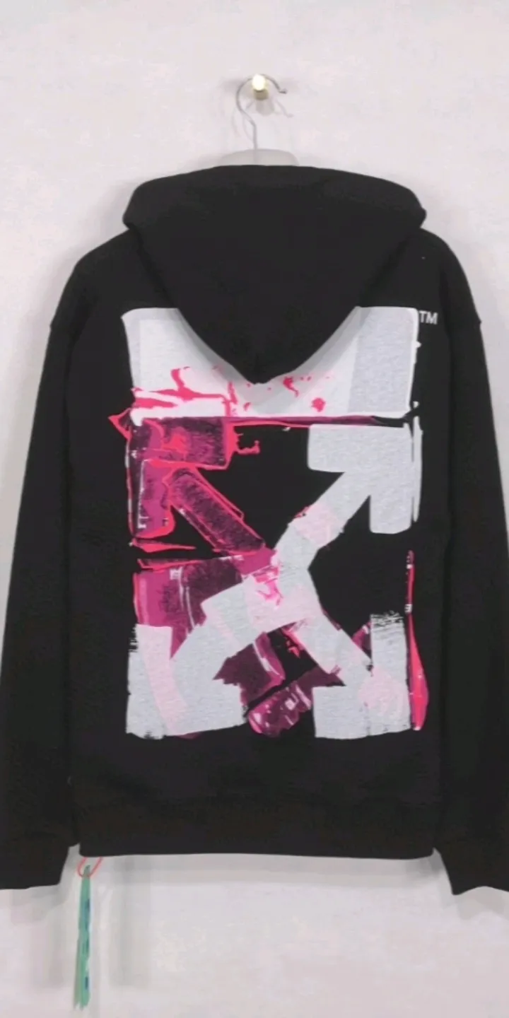 Real shot of the video - the top tested version OFFWHITE (OW) pink hand-painted graffiti limited edition incomplete arrow hoodie pullover sweatshirt pure cotton loose printing using composite screen printing. Looks like graffiti. The new logo print is simple and clean on the chest. The left and right hands of the portrait click off and white respectively, and there is an extra rose-red paint embellishment. This may be inseparable from the street graffiti culture. The back is the iconic large arrow pattern, black and white contrasting colors, graffiti and wall painting techniques. Every trace is obvious. One of the arrows is painted with rose-red paint. The natural effect of the pigment is smudged, with a feeling of depth and water stains, which is very special. The fabric is made of 460g fish scale terry cotton fabric, which is full of drape and is a big release. Size: XS-L Color: Black P:390